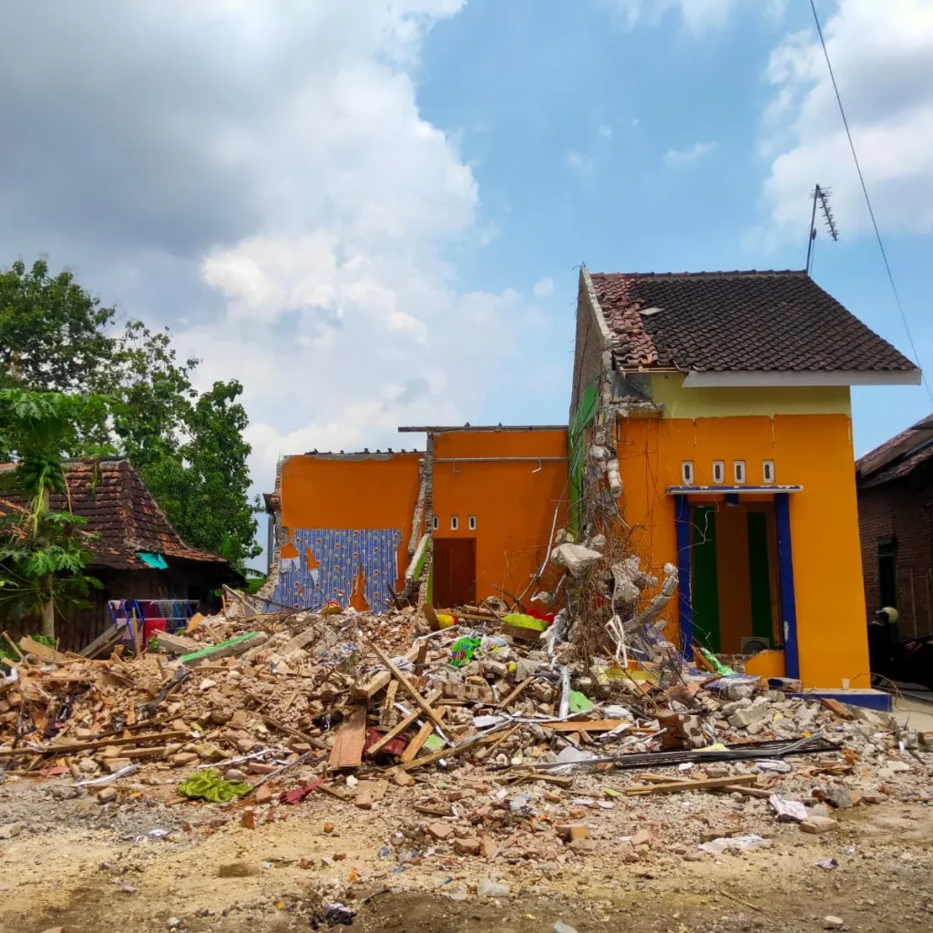 Foto: Bangunan rumah bertembok dinding dibongkar ekskavator di Desa Karangawen, Kecamatan Tambakromo, Kabupaten Pati.(Portalljateng/ag)
