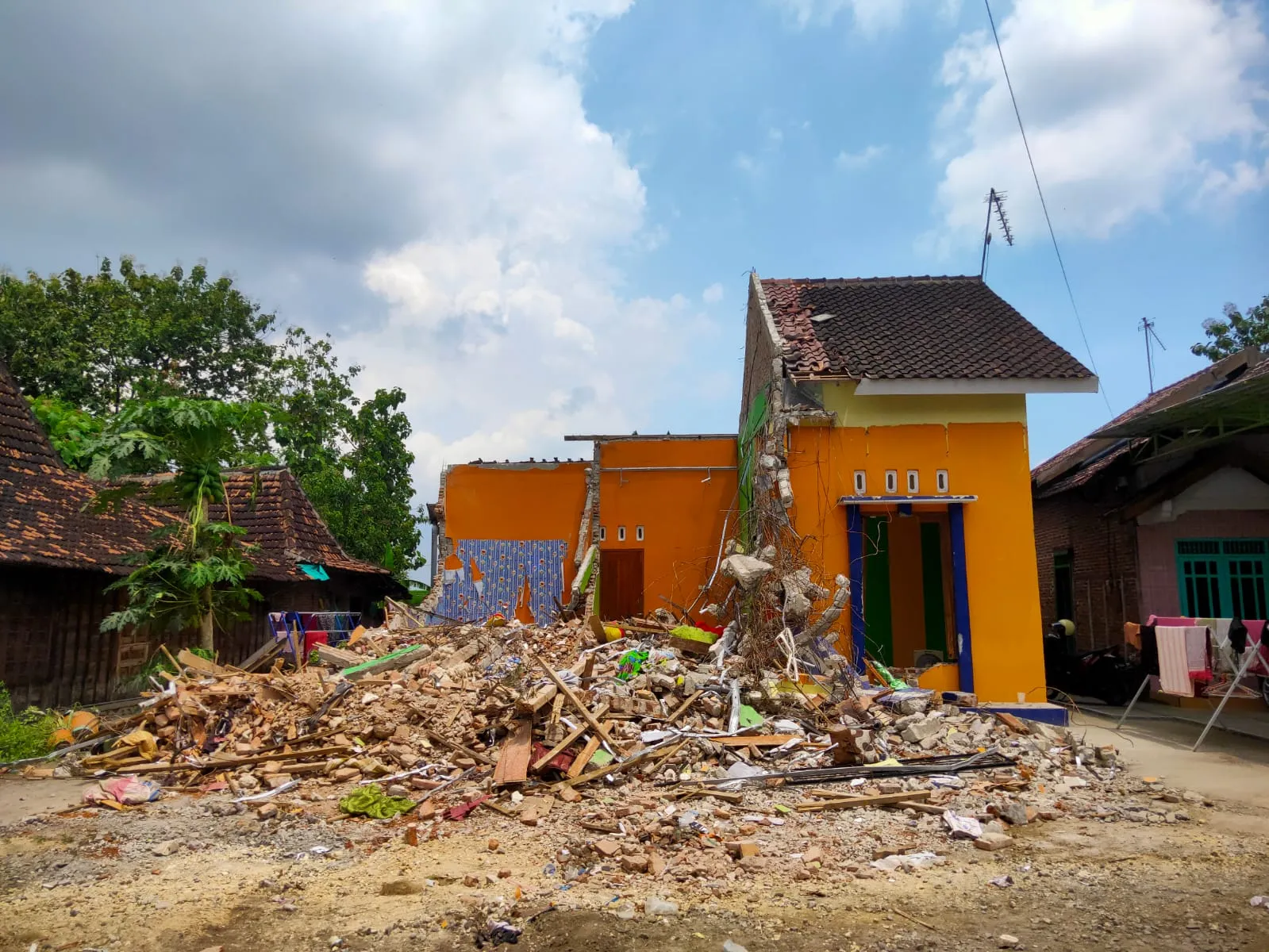 Foto: Bangunan rumah bertembok dinding dibongkar ekskavator di Desa Karangawen, Kecamatan Tambakromo, Kabupaten Pati.(Portalljateng/ag)
