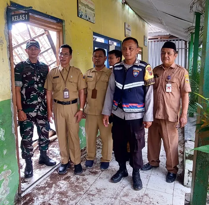 Foto: Sekretaris Dinas Pendidikan dan Kebudayaan (Disdikbud) Pati, Pariyanto dan jajaran cek kondisi SDN Mecon, Kecamatan Pucakwangi, Kabupaten Pati.(Portalljateng/Adm)