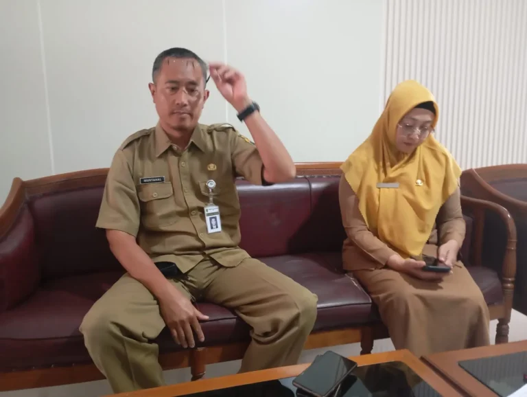 Foto: Humas RSUD Soewondo Pati, Feni E didampingi Kepala Bidang Keperwatan, Mustahal.(Portalljateng/Adm)