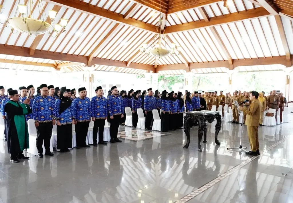 Foto: Plt. Bupati Pati, Risma Ardhi Chandra, secara resmi mengambil sumpah jabatan 59 Pegawai Negeri Sipil (PNS) formasi tahun 2026 di Pendopo Pati.(Portalljateng/Hms)