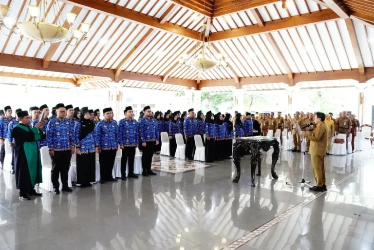 Foto: Plt. Bupati Pati, Risma Ardhi Chandra, secara resmi mengambil sumpah jabatan 59 Pegawai Negeri Sipil (PNS) formasi tahun 2026 di Pendopo Pati.(Portalljateng/Hms)