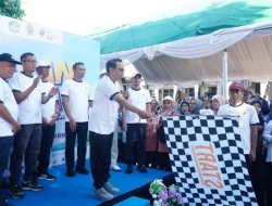 Foto: Plt. Bupati Pati, Risma Ardhi Chandra, secara resmi membuka jalan santai menyambut peringatan Hari Pendidikan Nasional (Hardiknas) 2026.(Portalljateng/Hms)