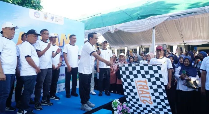 Foto: Plt. Bupati Pati, Risma Ardhi Chandra, secara resmi membuka jalan santai menyambut peringatan Hari Pendidikan Nasional (Hardiknas) 2026.(Portalljateng/Hms)