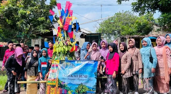Foto: Siswa MTsN 2 Pati memeriahkan tradisi Bersih Desa Soneyan, Kecamatan Margoyoso, Kabupaten Pati.(Portalljateng/Adm)