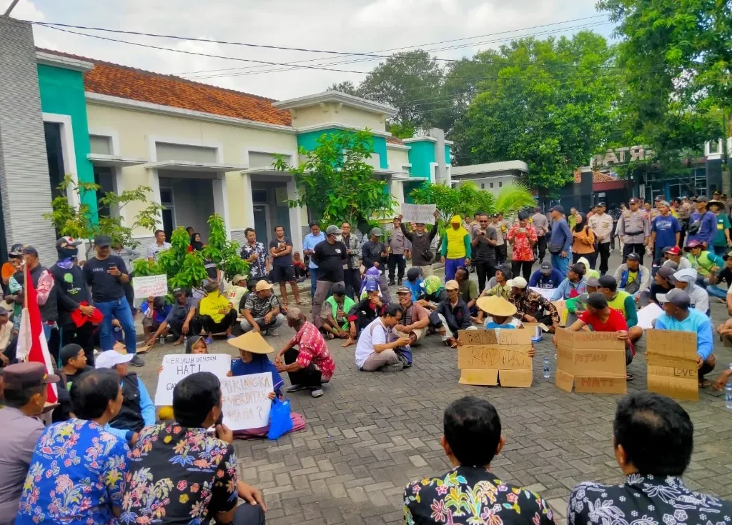 Foto: Ratusan petani perhutanan sosial mendatangi Kantor Dinas Pertanian (Dispertan) Kabupaten Pati, Kamis (9/4/2026).(Portalljateng/Adm)