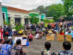 Foto: Ratusan petani perhutanan sosial mendatangi Kantor Dinas Pertanian (Dispertan) Kabupaten Pati, Kamis (9/4/2026).(Portalljateng/Adm)
