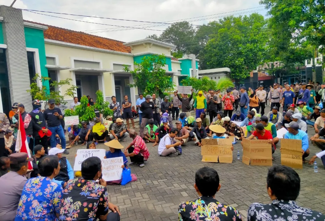 Foto: Ratusan petani perhutanan sosial mendatangi Kantor Dinas Pertanian (Dispertan) Kabupaten Pati, Kamis (9/4/2026).(Portalljateng/Adm)