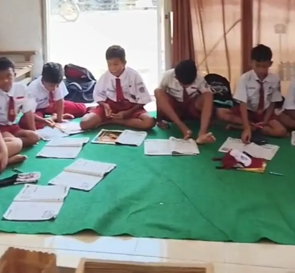 Foto: Siswa Sekolah Dasar Negeri (SDN) Mencon, Kecamatan Pucakwangi, Kabupaten Pati, kegiatan belajar di balai desa setempat.(Portalljateng/Adm)