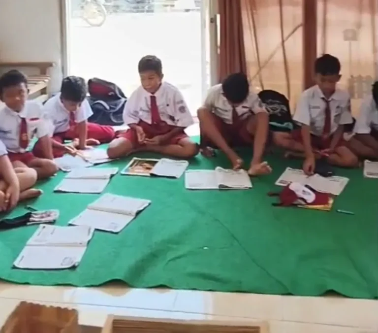 Foto: Siswa Sekolah Dasar Negeri (SDN) Mencon, Kecamatan Pucakwangi, Kabupaten Pati, kegiatan belajar di balai desa setempat.(Portalljateng/Adm)