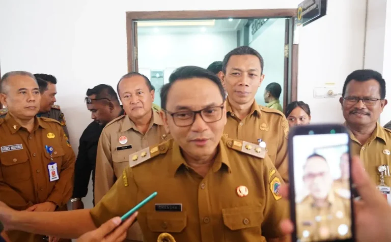 Foto: Pelaksana Tugas (Plt) Bupati Pati Risma Ardhi Chandra, menerima audiensi Jaringan Masyarakat Peduli Pegunungan Kendeng (JMPPK) di Ruang Kembang Joyo Setda Pati.(Portalljateng/Hms)