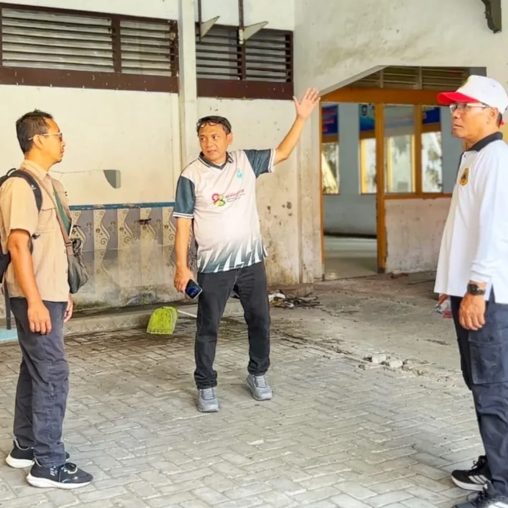 Foto: Plt Bupati Pati Risma Ardhi Chandra, hari ini, meninjau bekas kantor Satpol PP di Jalan RA Kartini, tepat di belakang Kantor Bupati Pati.(Portallhateng/Hms)