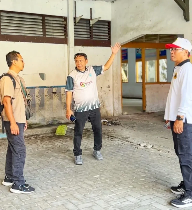 Foto: Plt Bupati Pati Risma Ardhi Chandra, hari ini, meninjau bekas kantor Satpol PP di Jalan RA Kartini, tepat di belakang Kantor Bupati Pati.(Portallhateng/Hms)