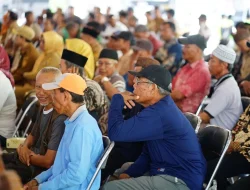 Foto: 6.700 Petani Pati Terima Bantuan Stimulan Puso di Pendopo Kab. Pati.(Portalljateng/Hms)