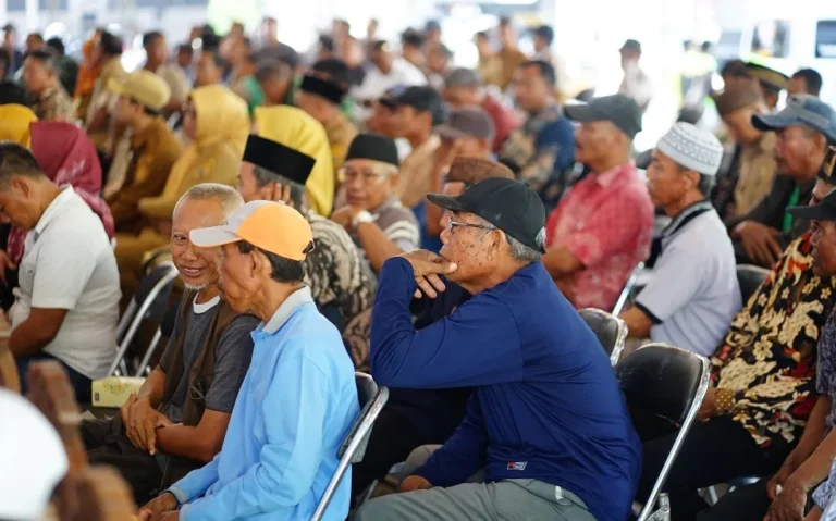 Foto: 6.700 Petani Pati Terima Bantuan Stimulan Puso di Pendopo Kab. Pati.(Portalljateng/Hms)