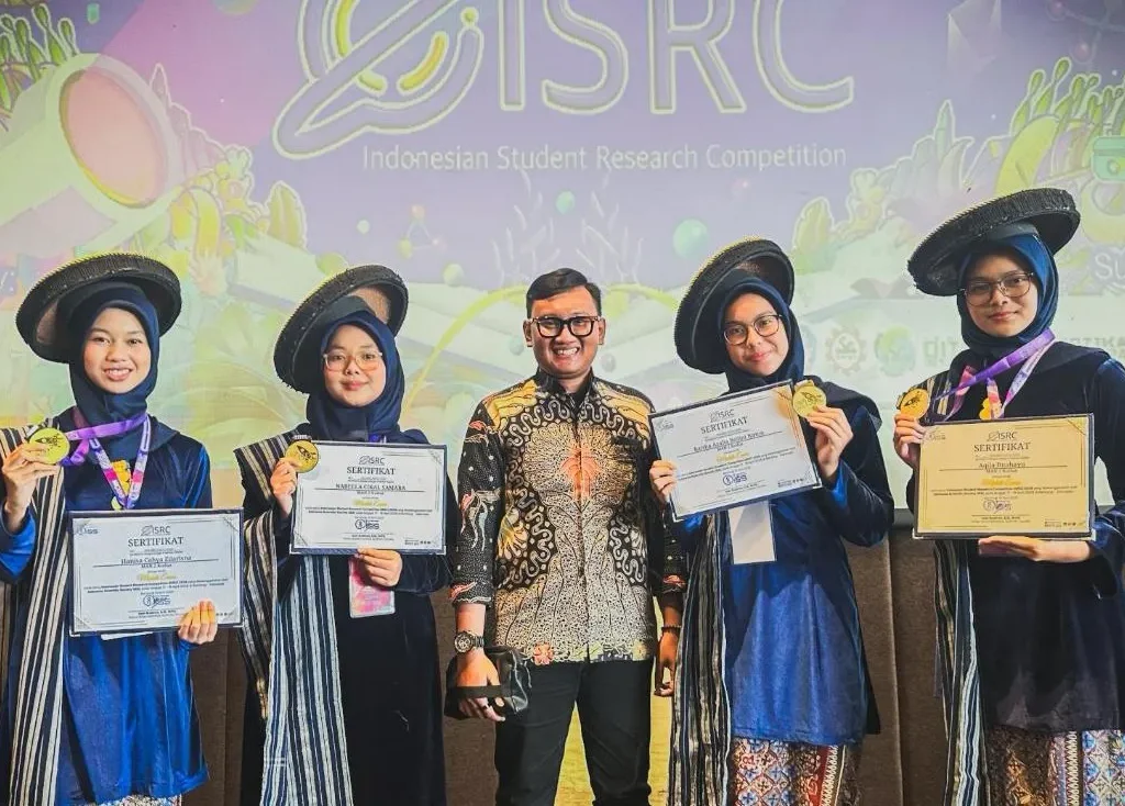 Foto: 4 Siswi MAN 2 Kudus, Amankan Gold Medal ISRC 2026 di Bandung, Hanisa Cahya Zilarisna, Aqila Ditahayu, Keisha Azalia Bellini Birton, Nabeela Cikal Samara.(Portalljateng/MAN 2 Kudus)