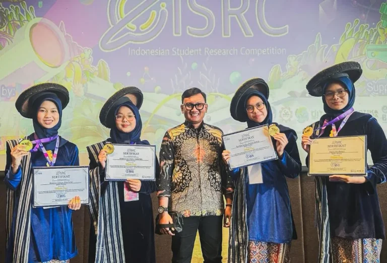 Foto: 4 Siswi MAN 2 Kudus, Amankan Gold Medal ISRC 2026 di Bandung, Hanisa Cahya Zilarisna, Aqila Ditahayu, Keisha Azalia Bellini Birton, Nabeela Cikal Samara.(Portalljateng/MAN 2 Kudus)