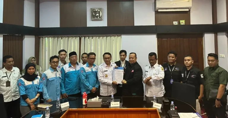 Foto: Gabungan Rakyat Tekstil (DPC Gartek) dan Serikat Pekerja Nasional (SPN) audensi di Kantor Bupati Pati.(Portalljateng/Adm)