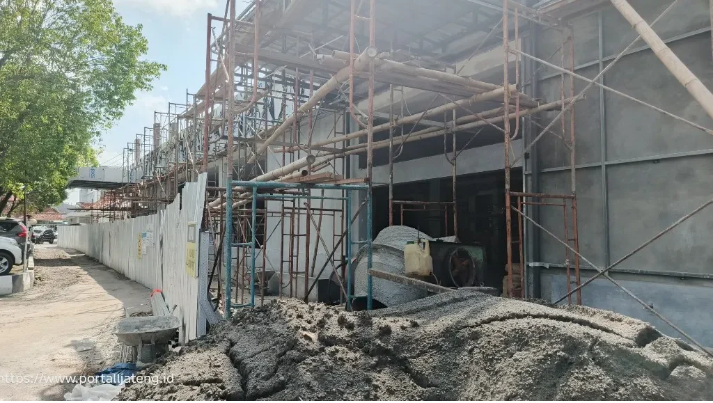 Foto: Pekerjaan Proyek Ruang Tunggu RSUD Soewondo Pati terpantau berhenti tanpa.ada pekerja.(Portalljateng/Adm)