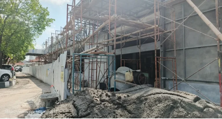 Foto: Pekerjaan Proyek Ruang Tunggu RSUD Soewondo Pati terpantau berhenti tanpa.ada pekerja.(Portalljateng/Adm)