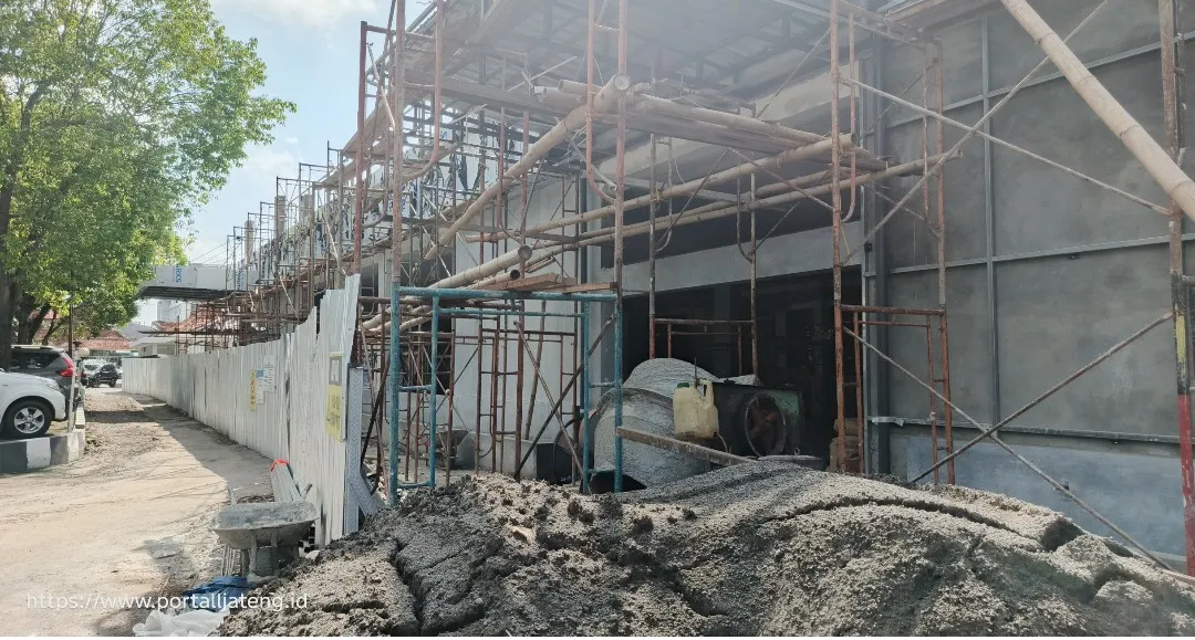 Foto: Pekerjaan Proyek Ruang Tunggu RSUD Soewondo Pati terpantau berhenti tanpa.ada pekerja.(Portalljateng/Adm)