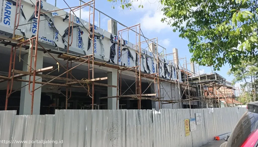 Foto: Pekerjaan proyek ruang tunggu RSUD Soewondo Kabuptaen Pati terhenti,(24/4).(Portalljateng/adm)