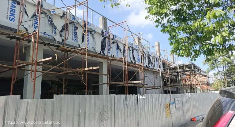 Foto: Pekerjaan proyek ruang tunggu RSUD Soewondo Kabuptaen Pati terhenti,(24/4).(Portalljateng/adm)