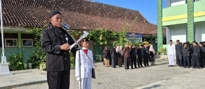 Foto: Kepala MTsN Blora, Warno, menjadi Inspektur Upacara memperingati Hari Pendidikan Nasional (Hardiknas) 2026.(Portalljateng/MTsN Blora)