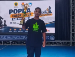 Foto: Nevan Aryo Bimo Sasongko siswa MTsN 1 Pati podium tertinggi sebagai Juara 1 Catur Putra kategori SMP/MTs.(Portalljateng/MTsN 1 Pati)
