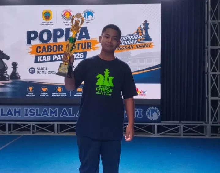 Foto: Nevan Aryo Bimo Sasongko siswa MTsN 1 Pati podium tertinggi sebagai Juara 1 Catur Putra kategori SMP/MTs.(Portalljateng/MTsN 1 Pati)