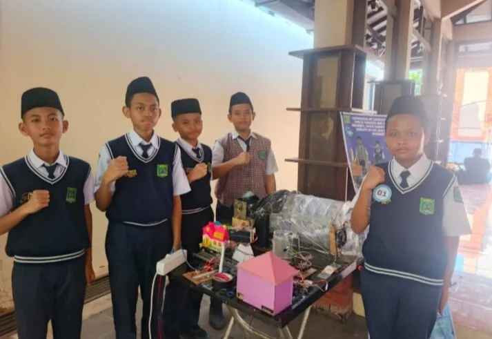 Foto: Tim Robotik MTsN 1 Pati sukses memborong trofi dalam English & Robotic Competition yang digelar Robotasia di Pendopo Jepara.