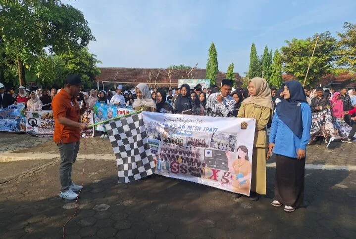 Ratusan Siswa MTsN 1 Pati Gelar Karnaval Profesi Masa Depan