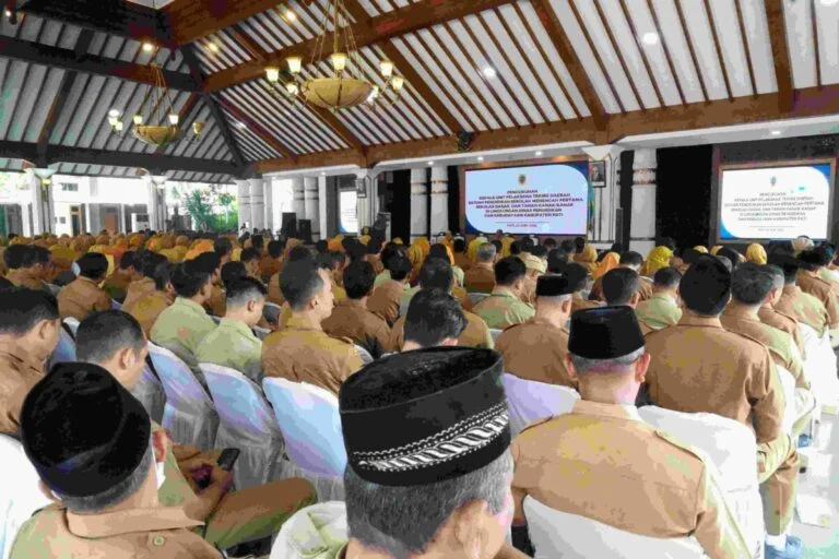 Pemerintah Kabupaten Pati pada Selasa (2/6) mengukuhkan 242 Kepala UPTD Satuan Pendidikan jenjang TK, SD, dan SMP di Pendopo Kabupaten Pati