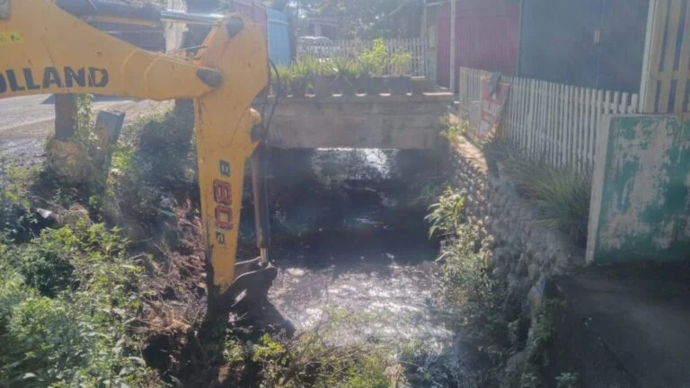 Pengerukan sedimentasi dan pembersihan drainase di depan Pasar Porda Juwana