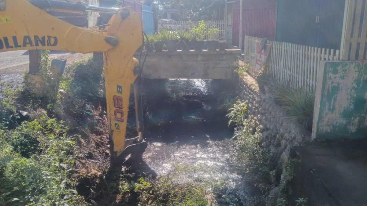 Pengerukan sedimentasi dan pembersihan drainase di depan Pasar Porda Juwana