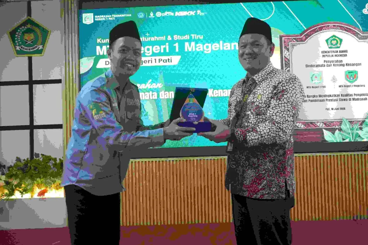 Kepala MTsN 1 Pati, Wahyu Hidayat (kanan) dan perwakilan MTsN 1 Magelang, Latif Jauhari (kiri)
