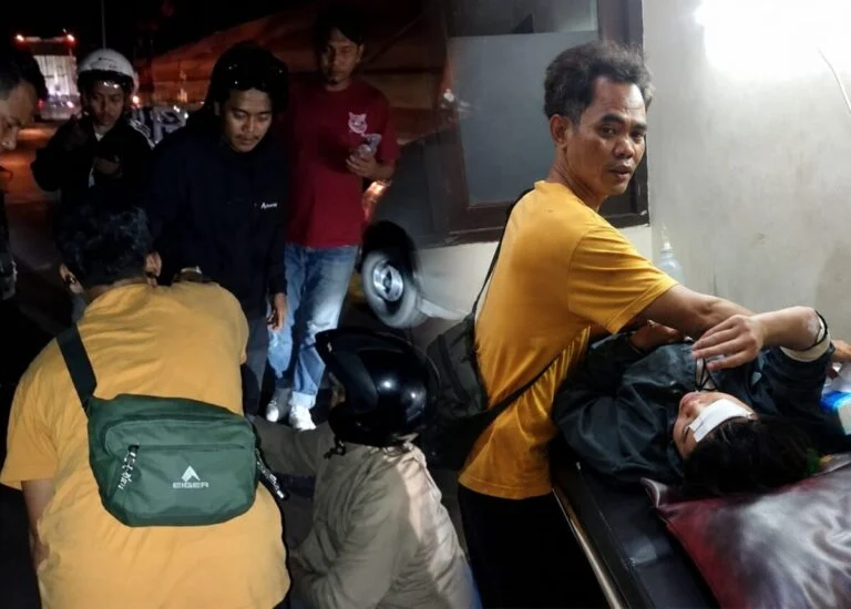 Aksi Kemanusiaan Tim Yakusa Tolong Korban Laka di Demak