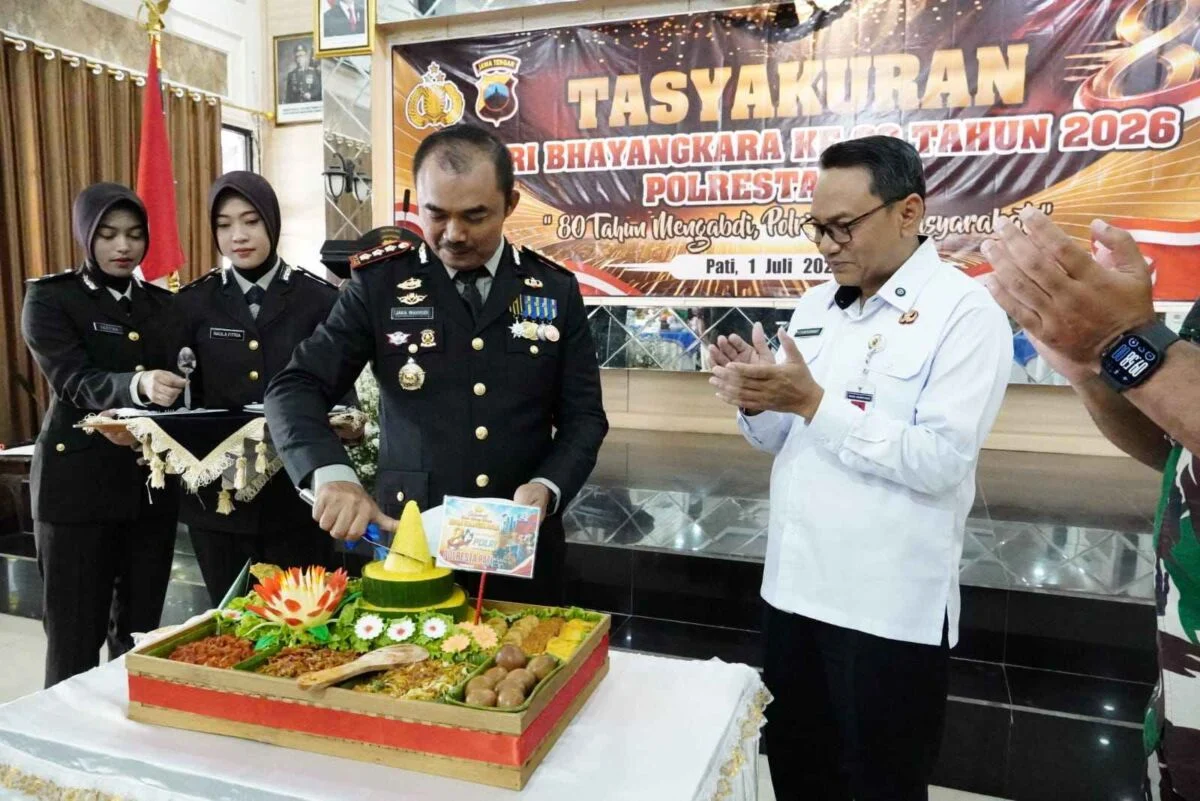Plt Bupati Pati, Risma Ardhi Chandra, saat menghadiri acara Tasyakuran Hari Bhayangkara ke-80 yang digelar di markas Polresta Pati