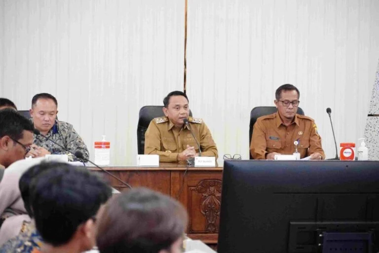 Plt Bupati Pati, Risma Ardhi Chandra, beraudiensi Pencairan Beasiswa Garuda dengan perwakilan mahasiswa dan orang tua di Kantor Setda Pati.