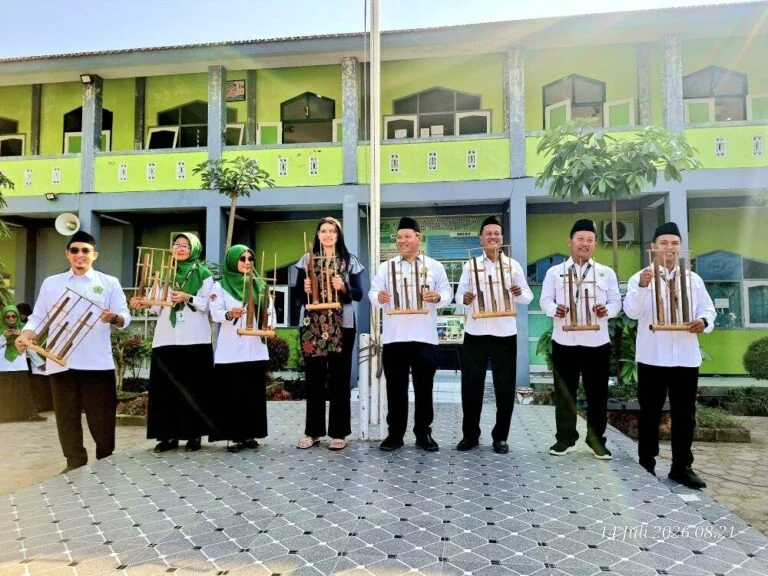 MTsN 1 Pati Kedatangan Volunteer Prancis, Jadi Pemantik Siswa Ukir Prestasi Internasional