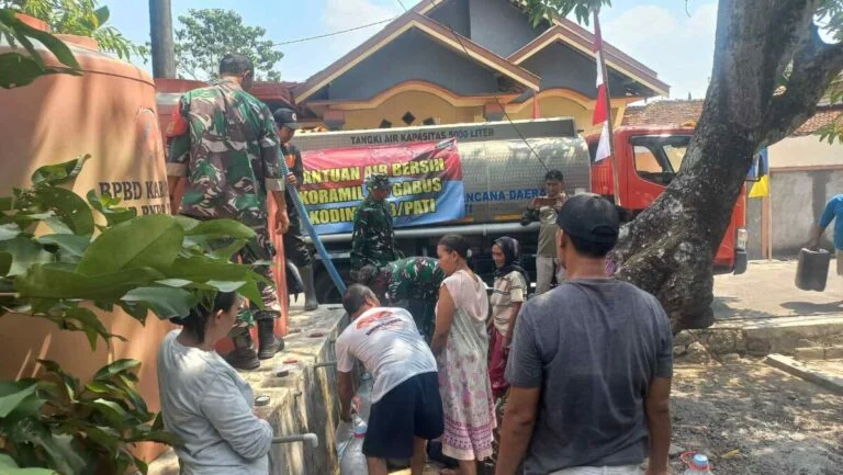 Kodim 0718/Pati mendistribusikan pasokan air bersih ke Desa Gebang, Kecamatan Gabus, Kabupaten Pati