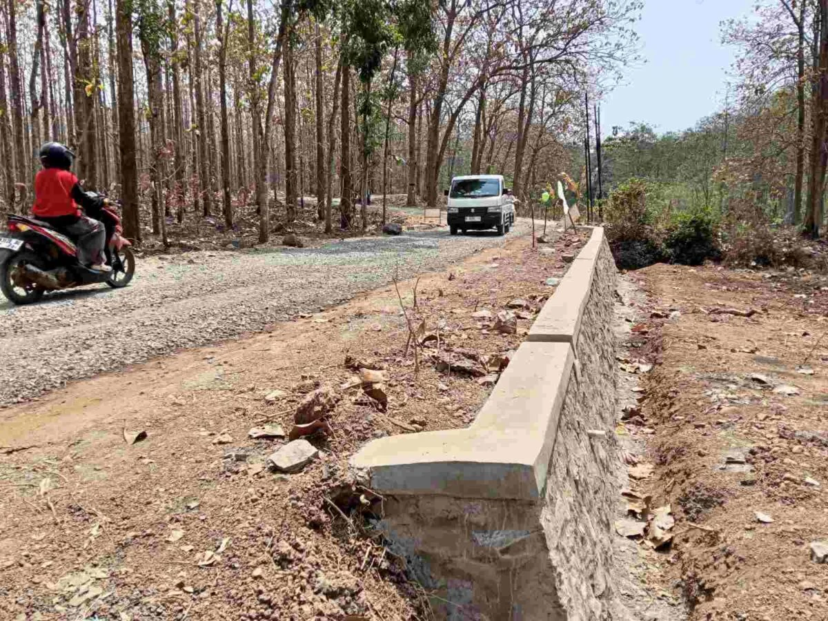 Perbaikan infrastruktur jalan yang menghubungkan Desa Tlogosari menuju Desa Regaloh di Kecamatan Tlogowungu