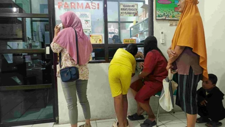 Antrian pasien di loket farmasi UPTD Puskesmas 1 Pati