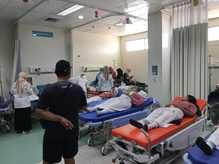 Pasien diduga keracunan MBG mendapat perawatan di RSUD RAA Soewondo Pati