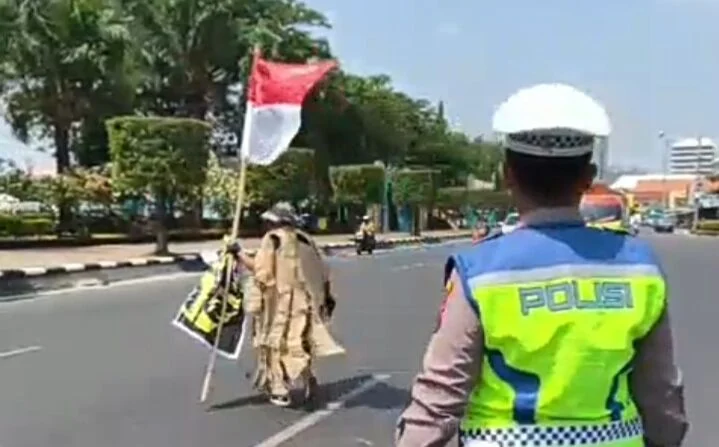 Aktivis lingkungan asal Blora, Mat Tohek, melakukan aksi di kawasan Simpang Lima Semarang