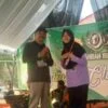 Kepala Kemenag Pati, Ahmad Syaiku, simbolis mengalungkan tanda peserta outbond kepada salah satu siswi Boarding School Az-Zahra MTsN 1 Pati