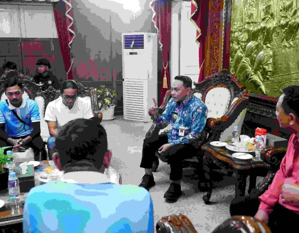 Plt Bupati Pati Risma Ardhi Chandra, menyuntikkan motivasi bertanding kepada Safin U-15