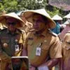 Plt Bupati Pati, Risma Ardhi Chandra, saat mendampingi Wakil Gubernur Jawa Tengah, Taj Yasin Maimoen, dalam agenda peninjauan lokasi terdampak kekeringan di Desa Triguno