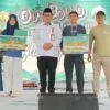 Kepala MTs Negeri 1, Wahyu Hidayat, menyerahkan secara simbolis juara di kegiatan Outbound Boarding Az-Zahrah
