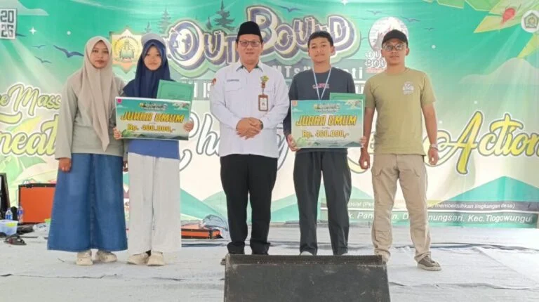 Kepala MTs Negeri 1, Wahyu Hidayat, menyerahkan secara simbolis juara di kegiatan Outbound Boarding Az-Zahrah